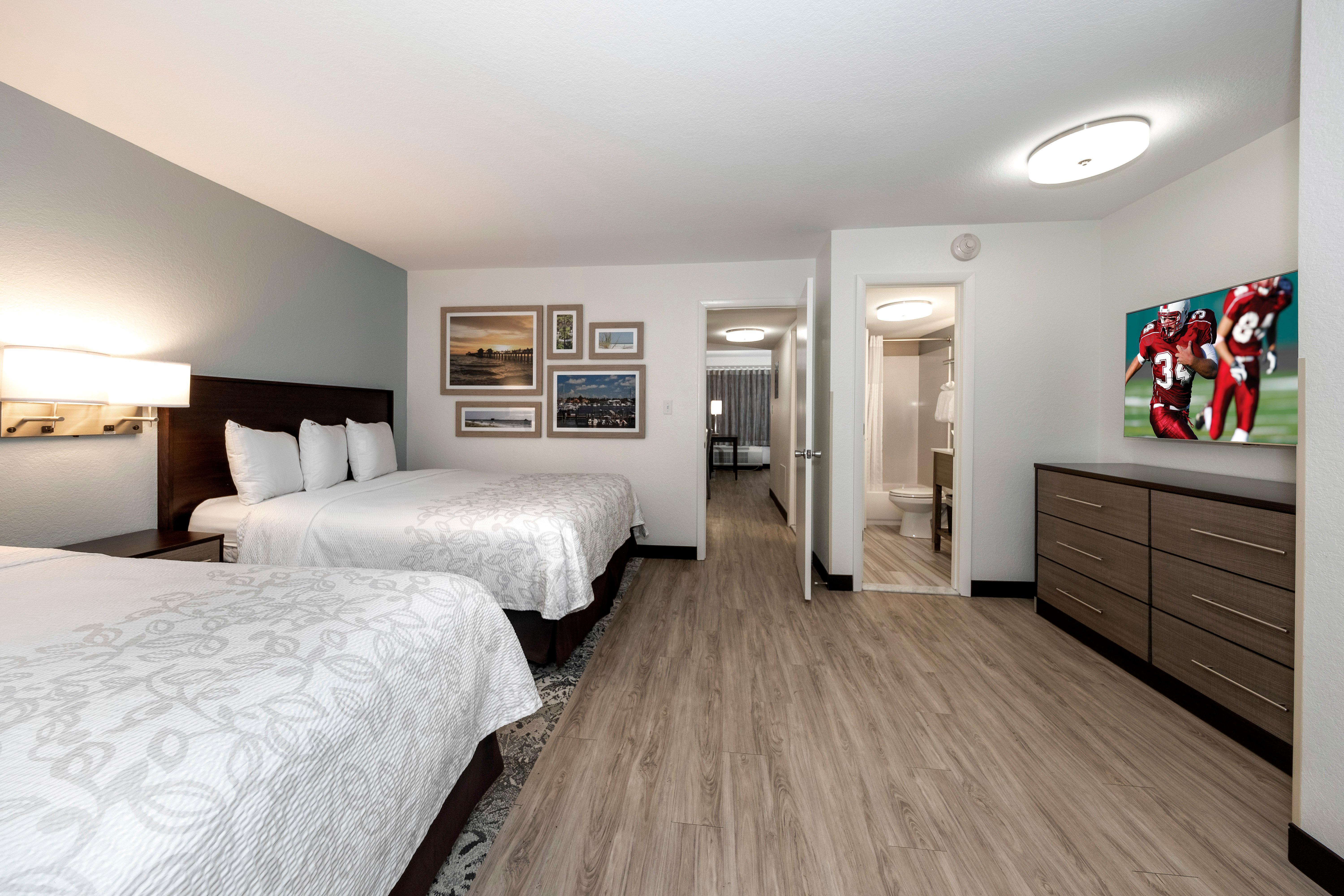 Red Roof Inn Plus+ & Suites Naples Downtown-5Th Ave S Bagian luar foto