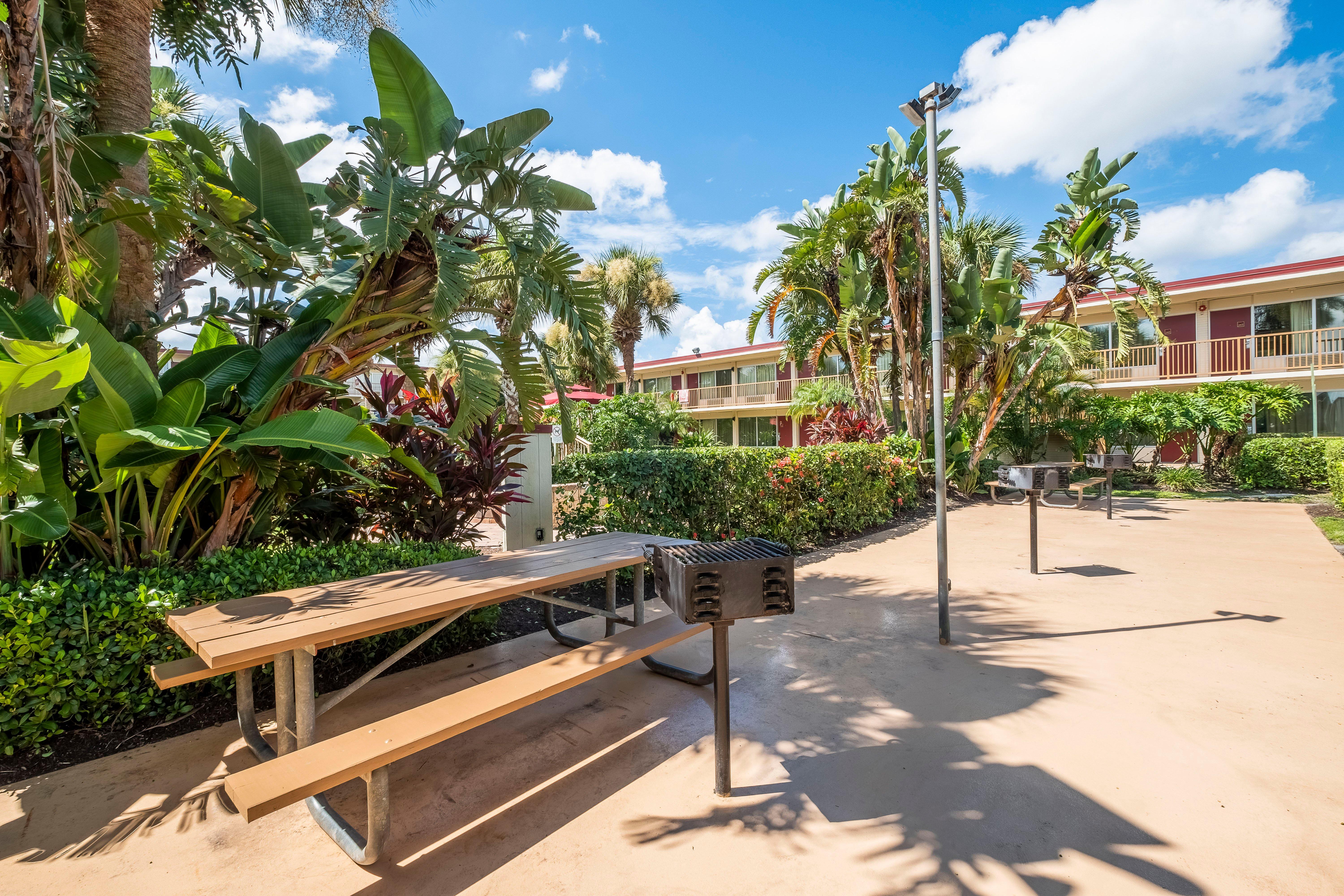 Red Roof Inn Plus+ & Suites Naples Downtown-5Th Ave S Bagian luar foto