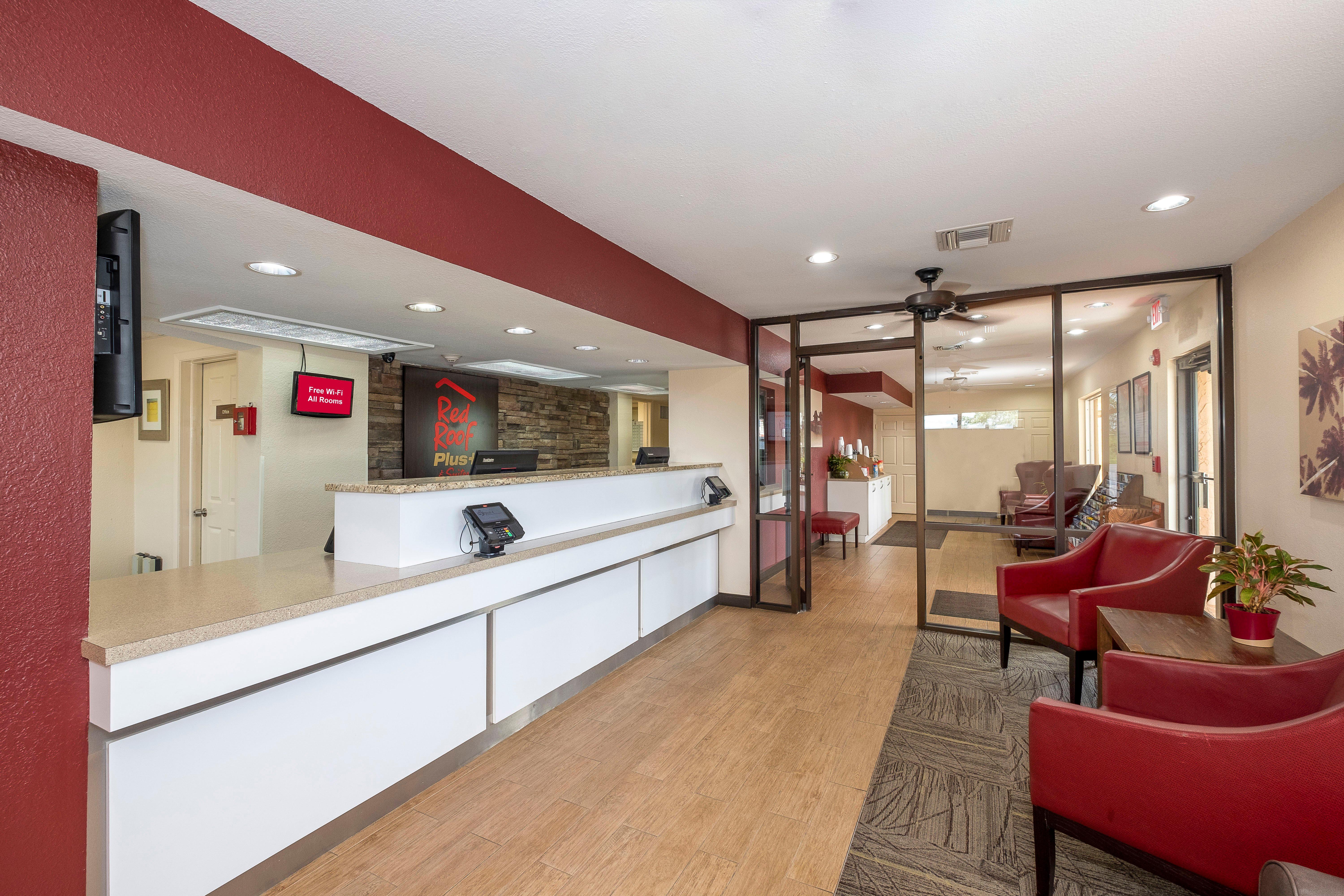 Red Roof Inn Plus+ & Suites Naples Downtown-5Th Ave S Bagian luar foto