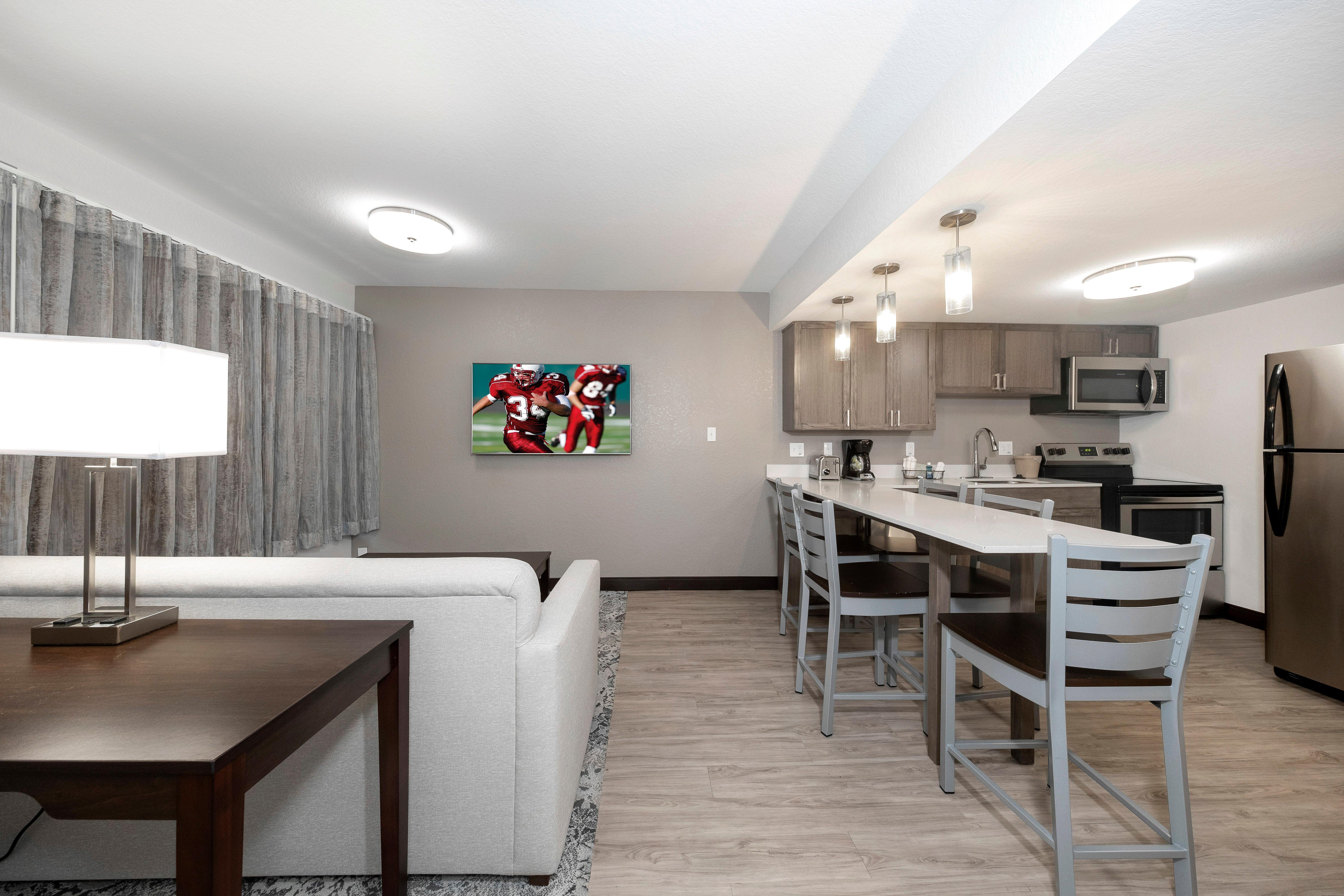 Red Roof Inn Plus+ & Suites Naples Downtown-5Th Ave S Bagian luar foto
