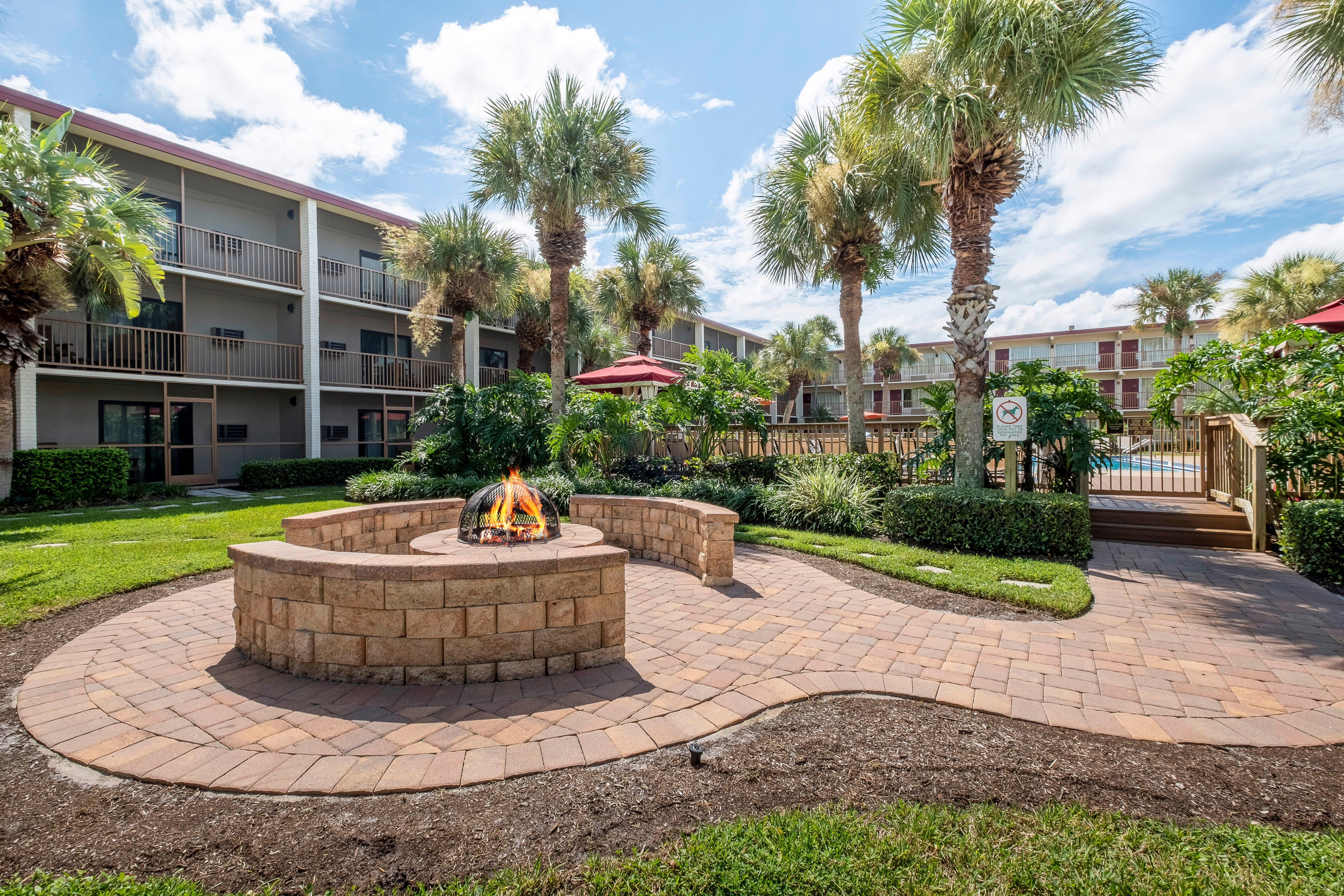 Red Roof Inn Plus+ & Suites Naples Downtown-5Th Ave S Bagian luar foto