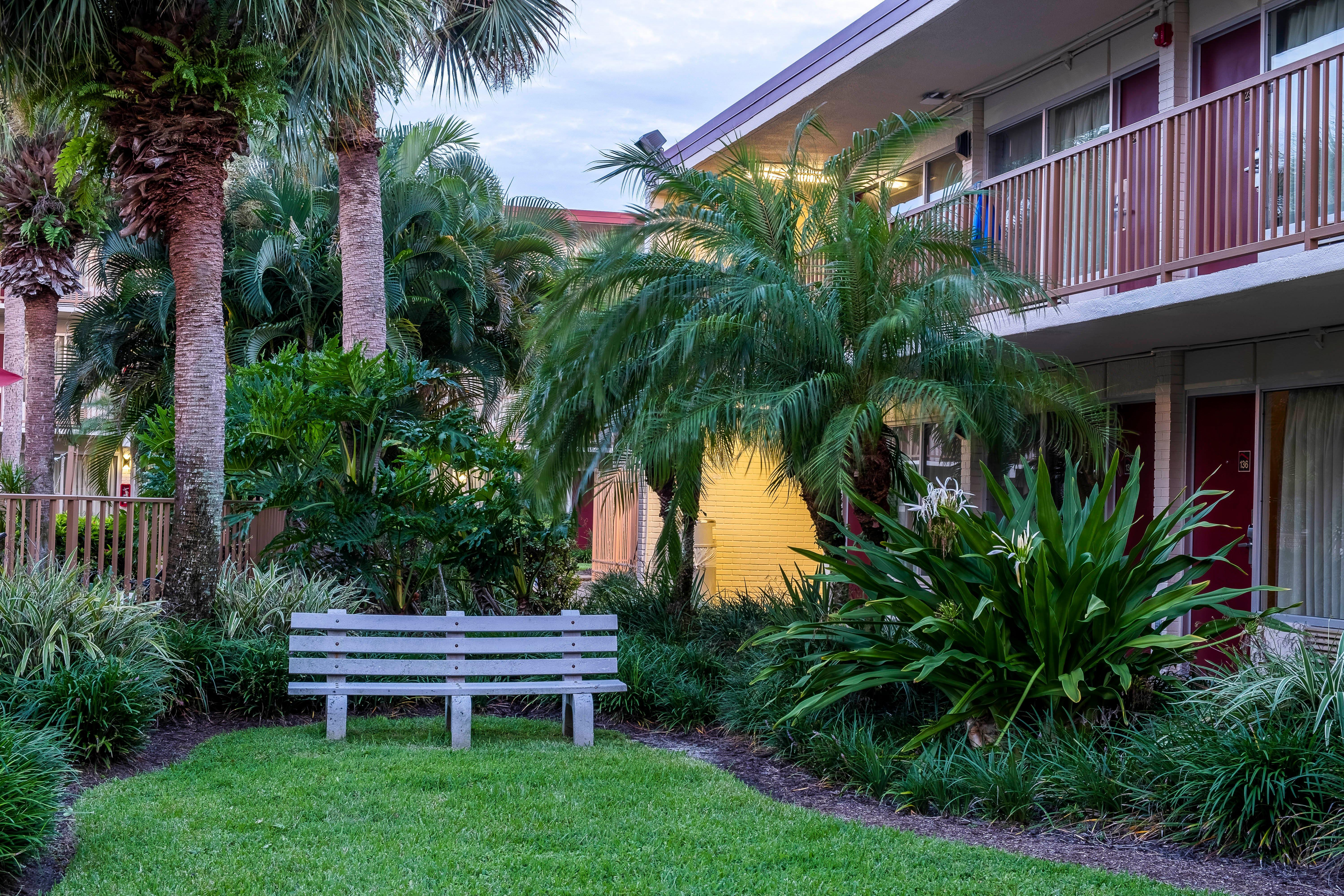 Red Roof Inn Plus+ & Suites Naples Downtown-5Th Ave S Bagian luar foto