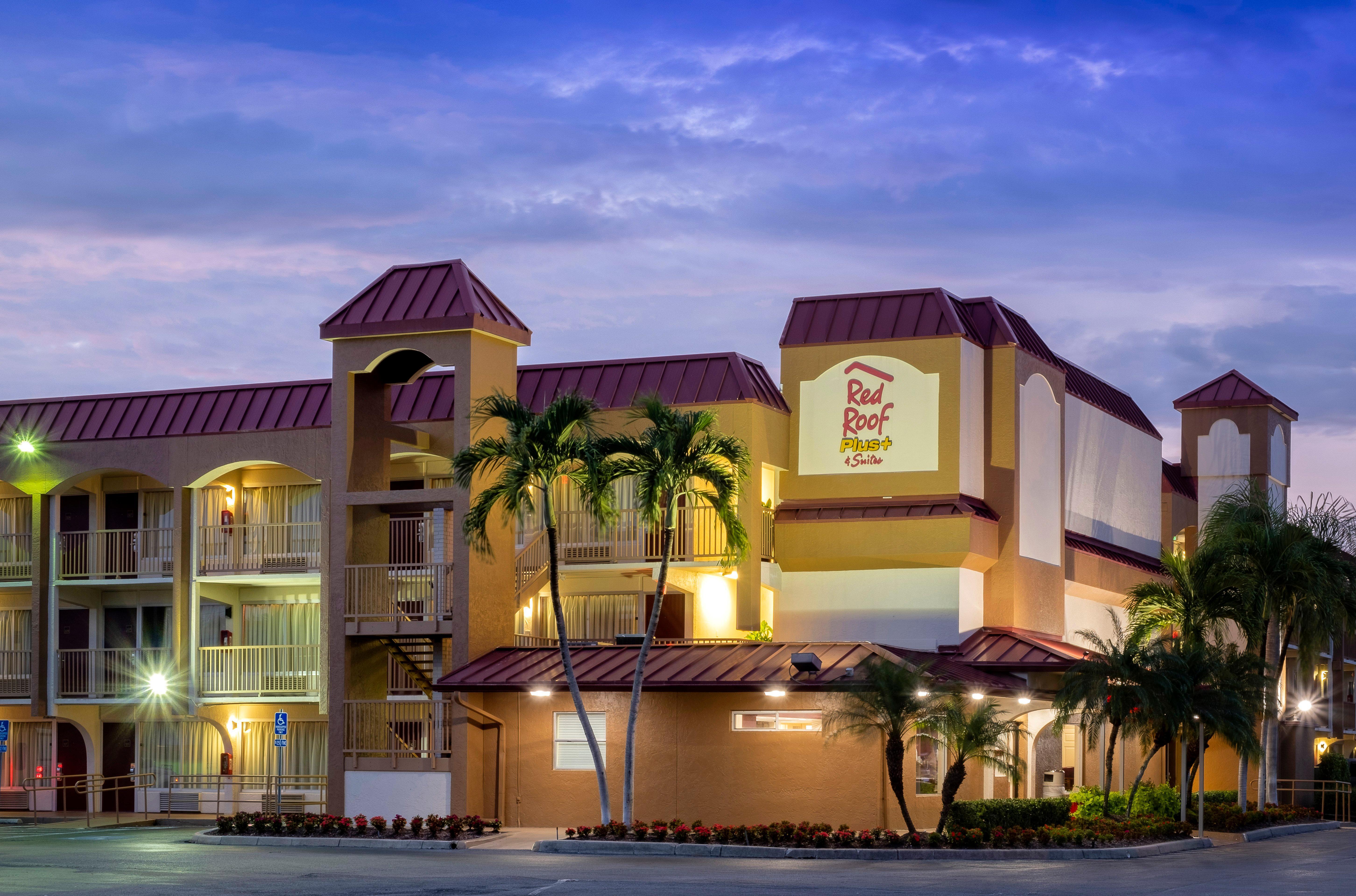 Red Roof Inn Plus+ & Suites Naples Downtown-5Th Ave S Bagian luar foto