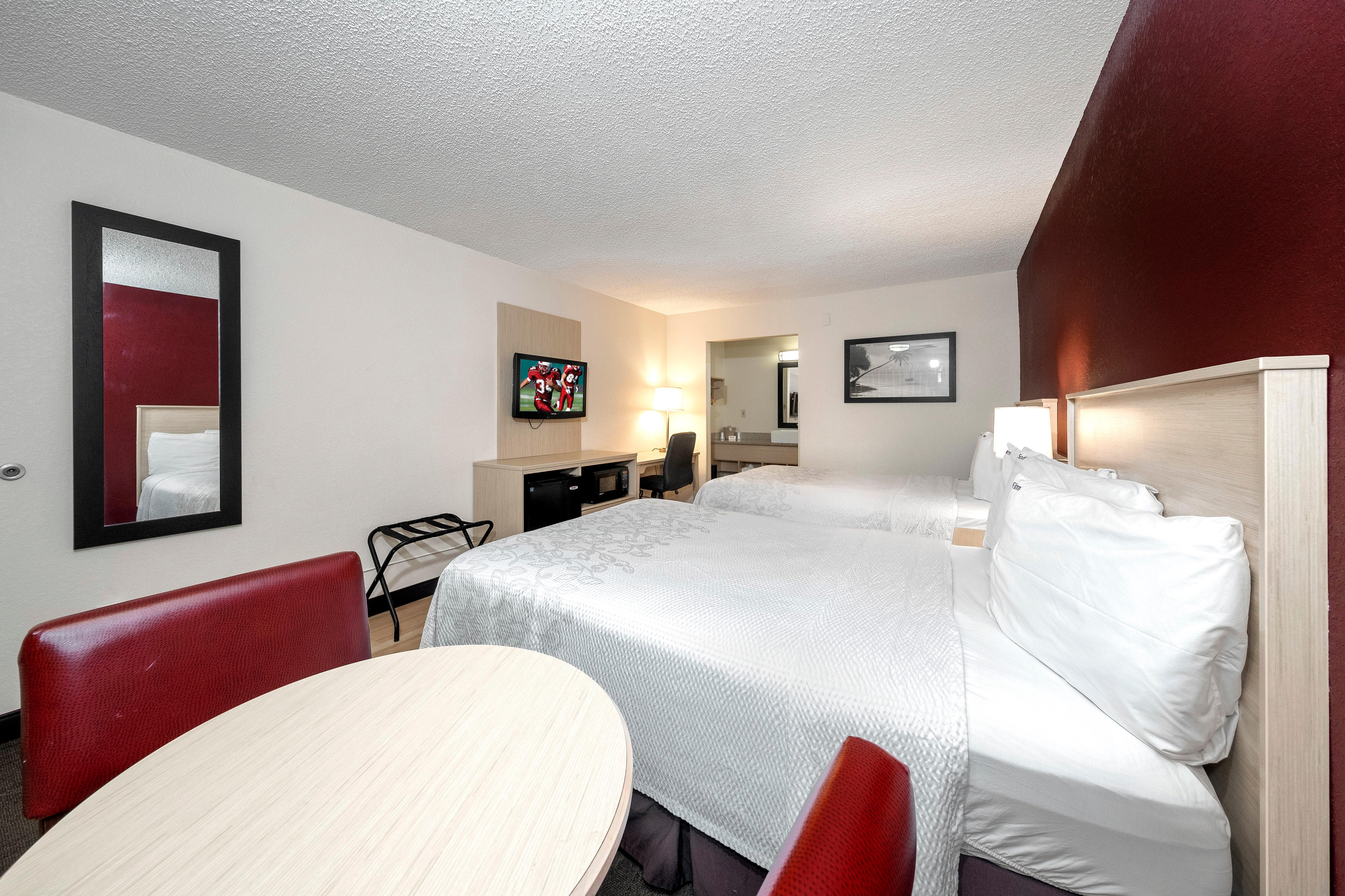 Red Roof Inn Plus+ & Suites Naples Downtown-5Th Ave S Bagian luar foto