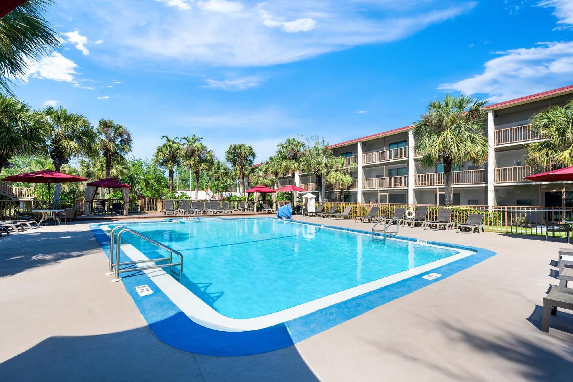 Red Roof Inn Plus+ & Suites Naples Downtown-5Th Ave S Bagian luar foto