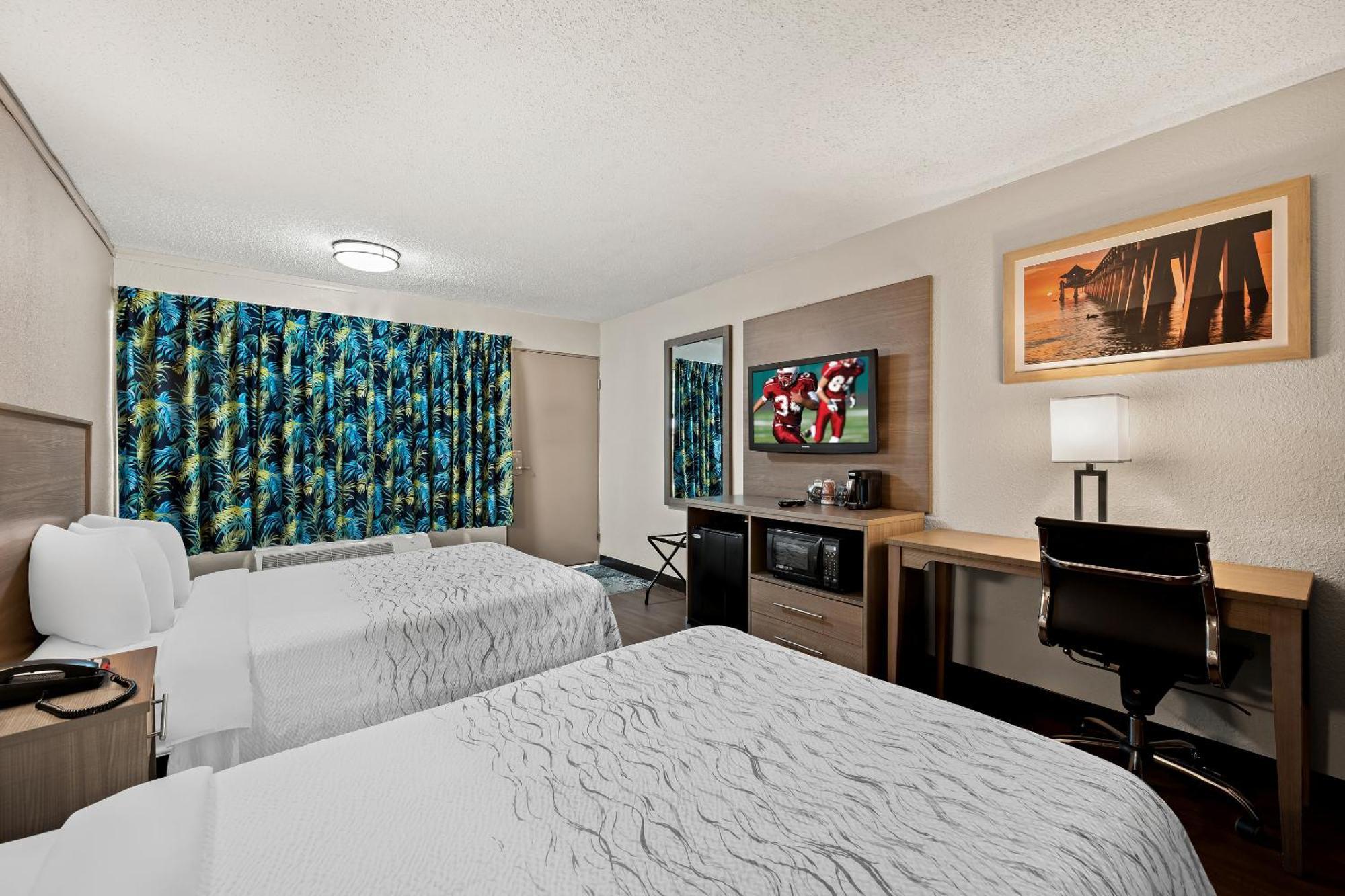 Red Roof Inn Plus+ & Suites Naples Downtown-5Th Ave S Bagian luar foto