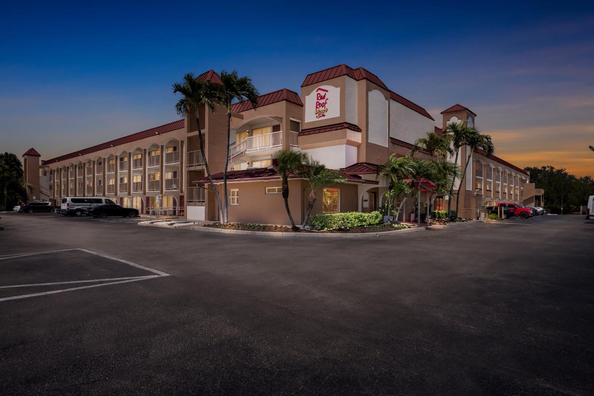 Red Roof Inn Plus+ & Suites Naples Downtown-5Th Ave S Bagian luar foto