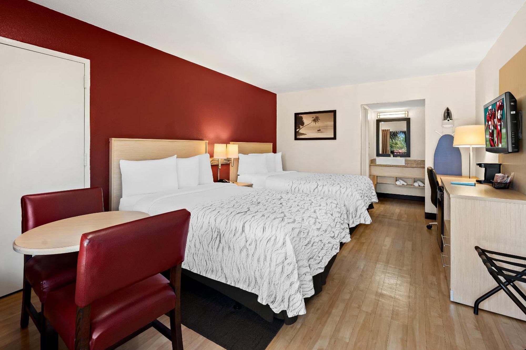 Red Roof Inn Plus+ & Suites Naples Downtown-5Th Ave S Bagian luar foto