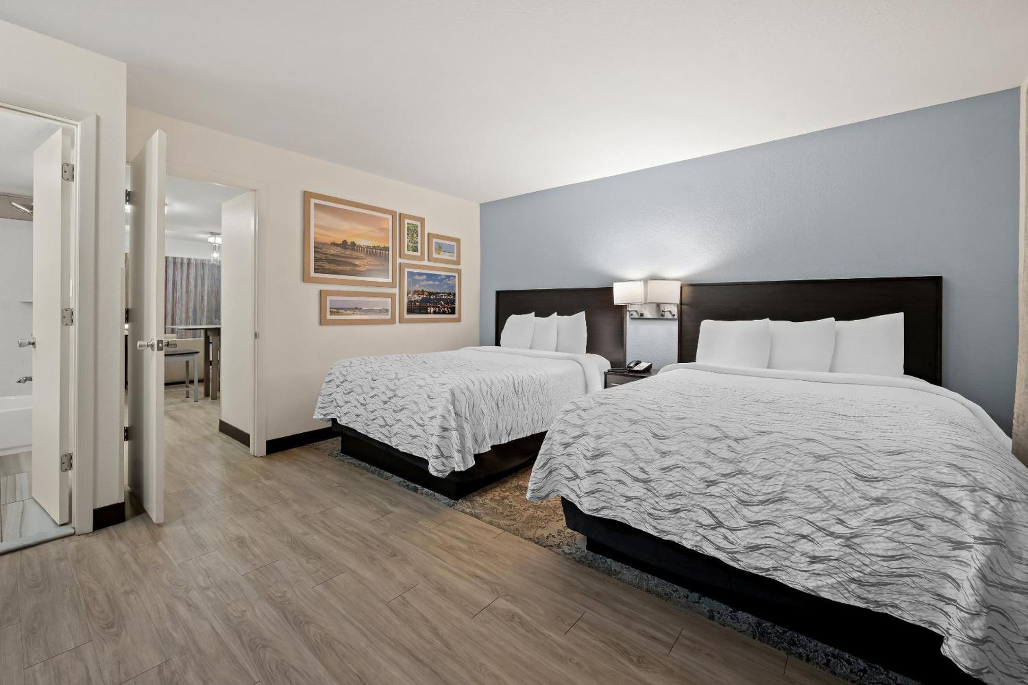 Red Roof Inn Plus+ & Suites Naples Downtown-5Th Ave S Bagian luar foto