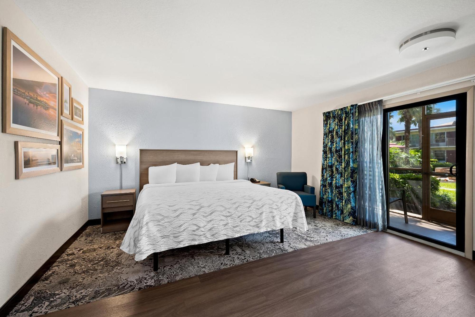 Red Roof Inn Plus+ & Suites Naples Downtown-5Th Ave S Bagian luar foto