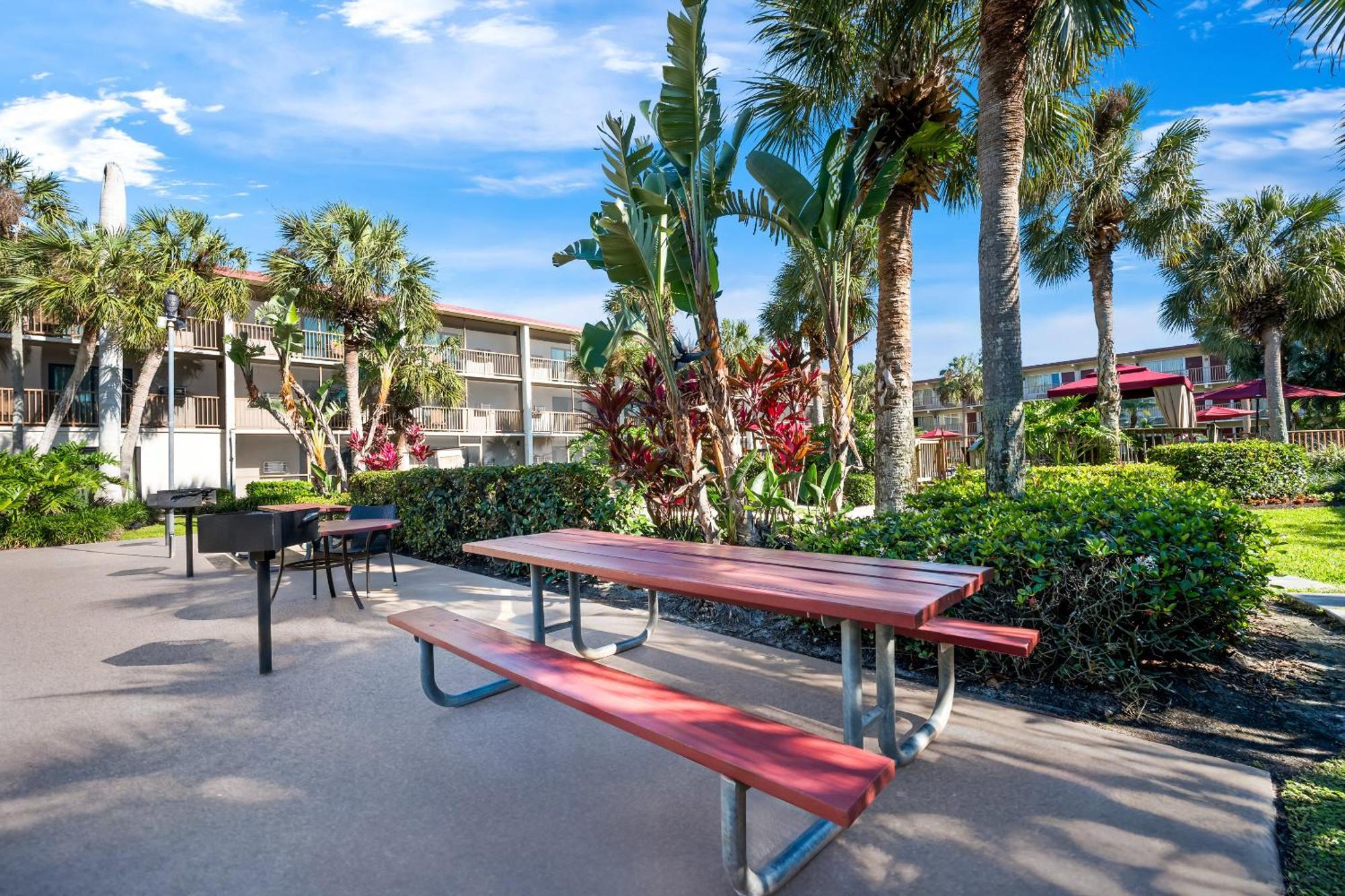 Red Roof Inn Plus+ & Suites Naples Downtown-5Th Ave S Bagian luar foto