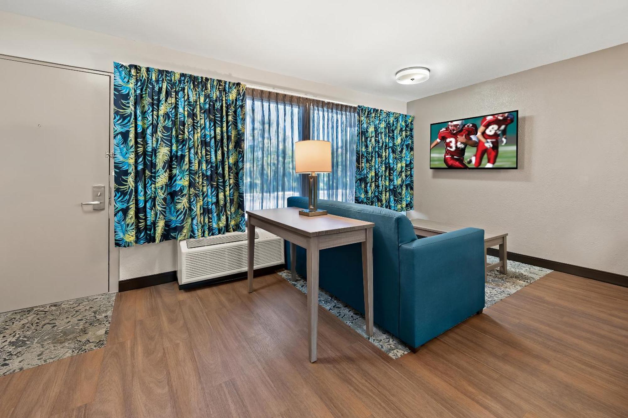 Red Roof Inn Plus+ & Suites Naples Downtown-5Th Ave S Bagian luar foto