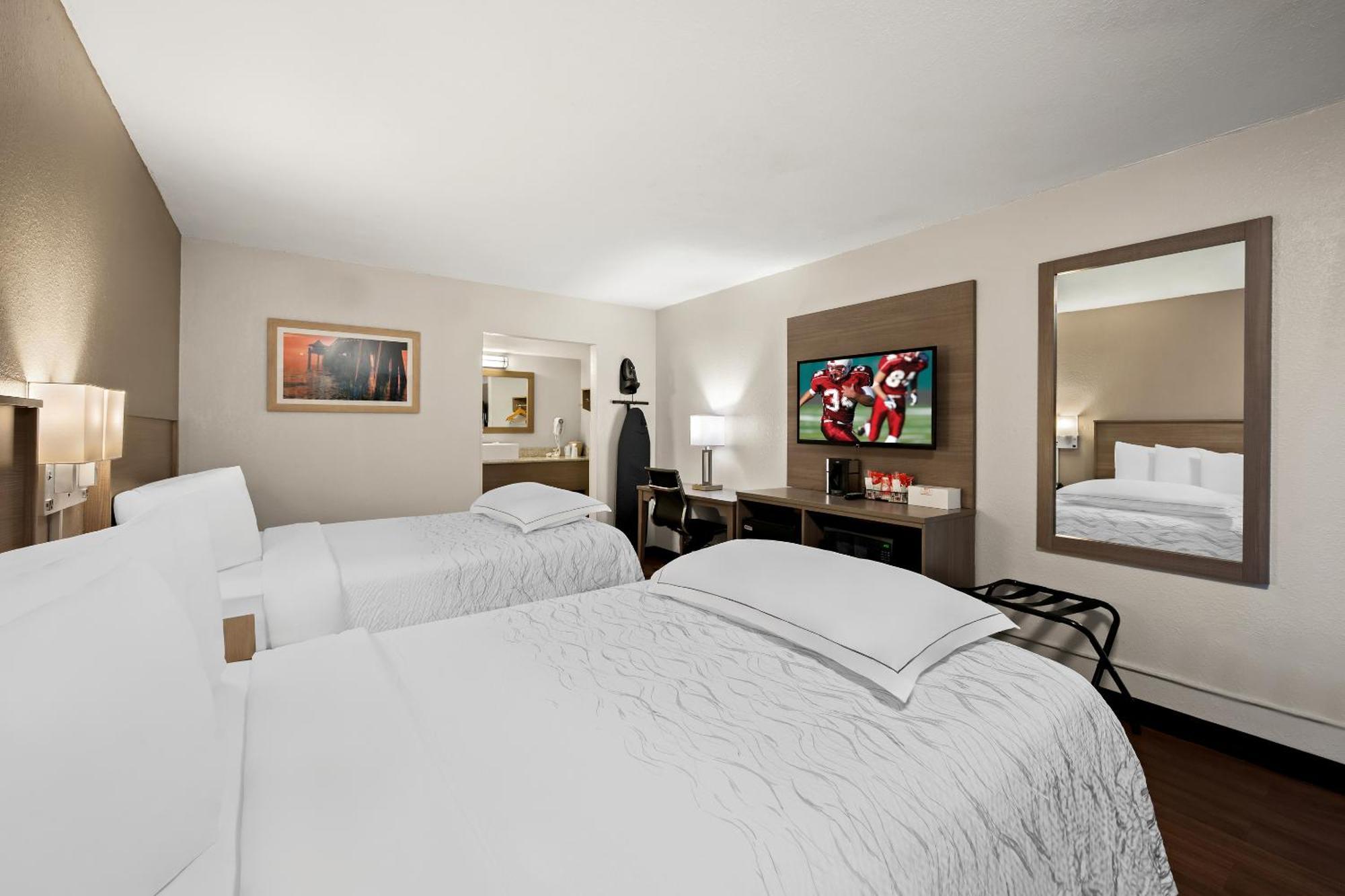 Red Roof Inn Plus+ & Suites Naples Downtown-5Th Ave S Bagian luar foto