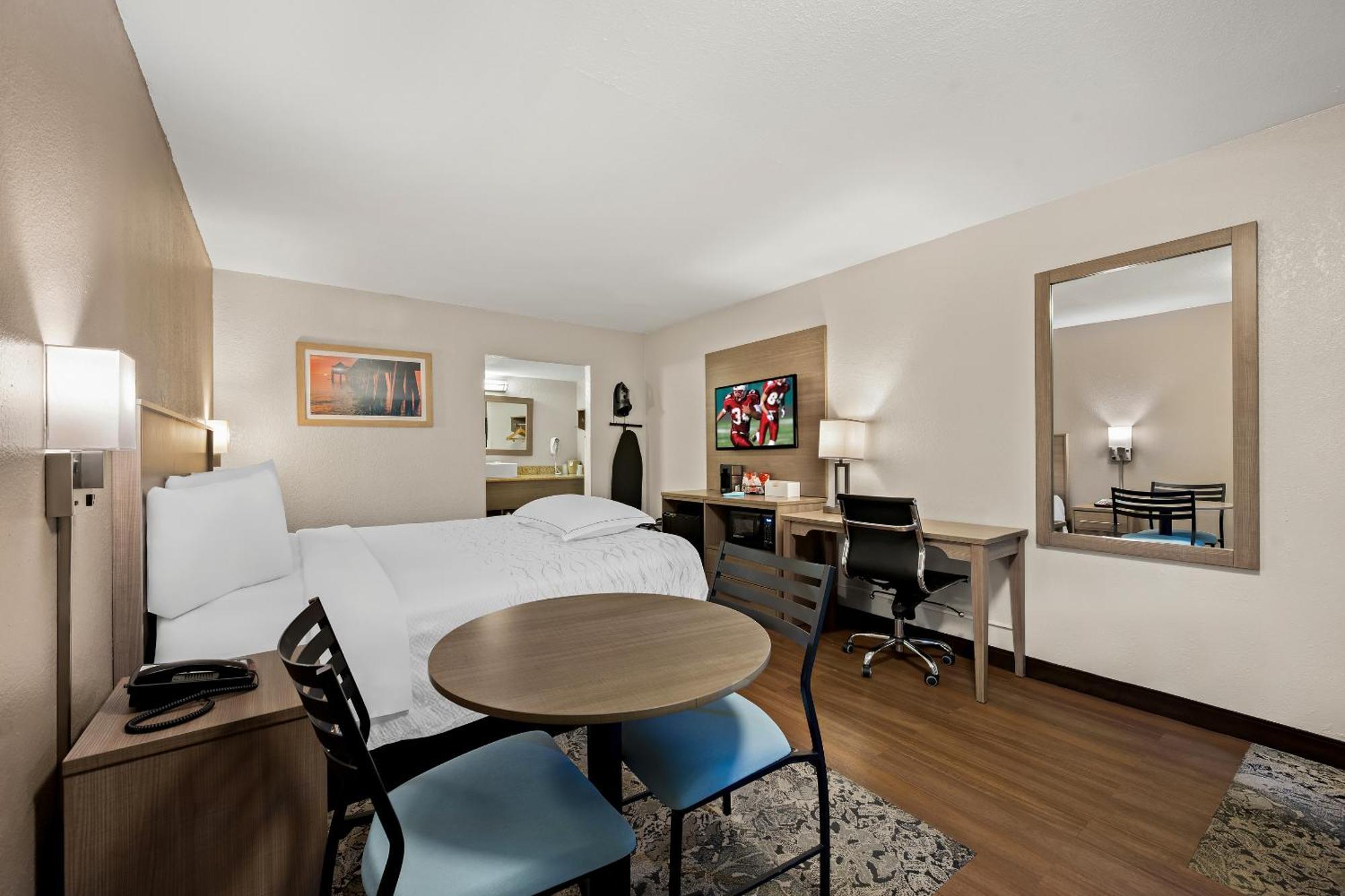 Red Roof Inn Plus+ & Suites Naples Downtown-5Th Ave S Bagian luar foto