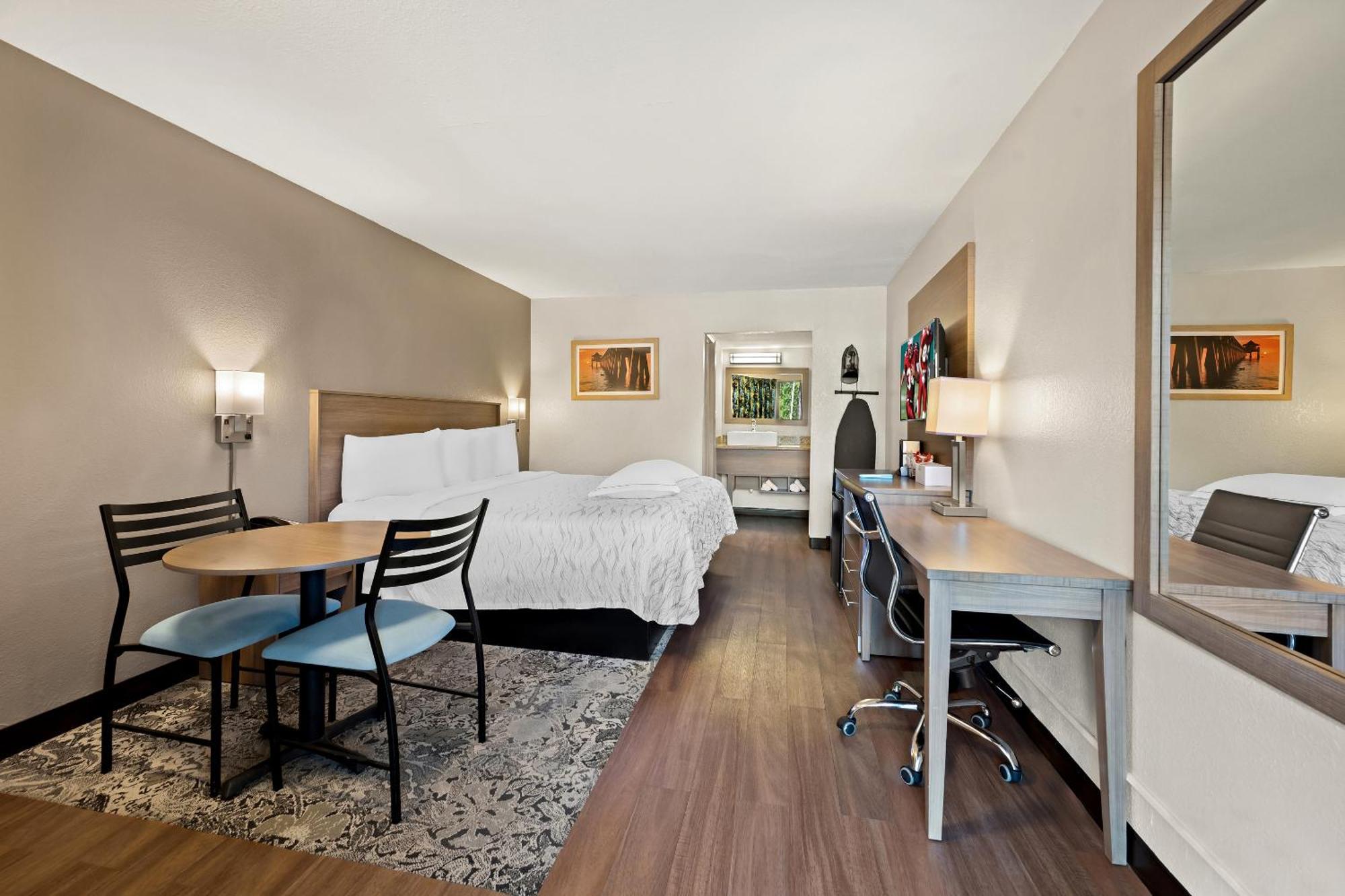 Red Roof Inn Plus+ & Suites Naples Downtown-5Th Ave S Bagian luar foto