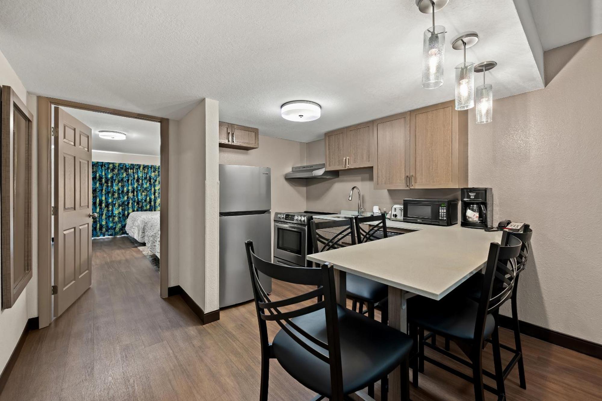 Red Roof Inn Plus+ & Suites Naples Downtown-5Th Ave S Bagian luar foto