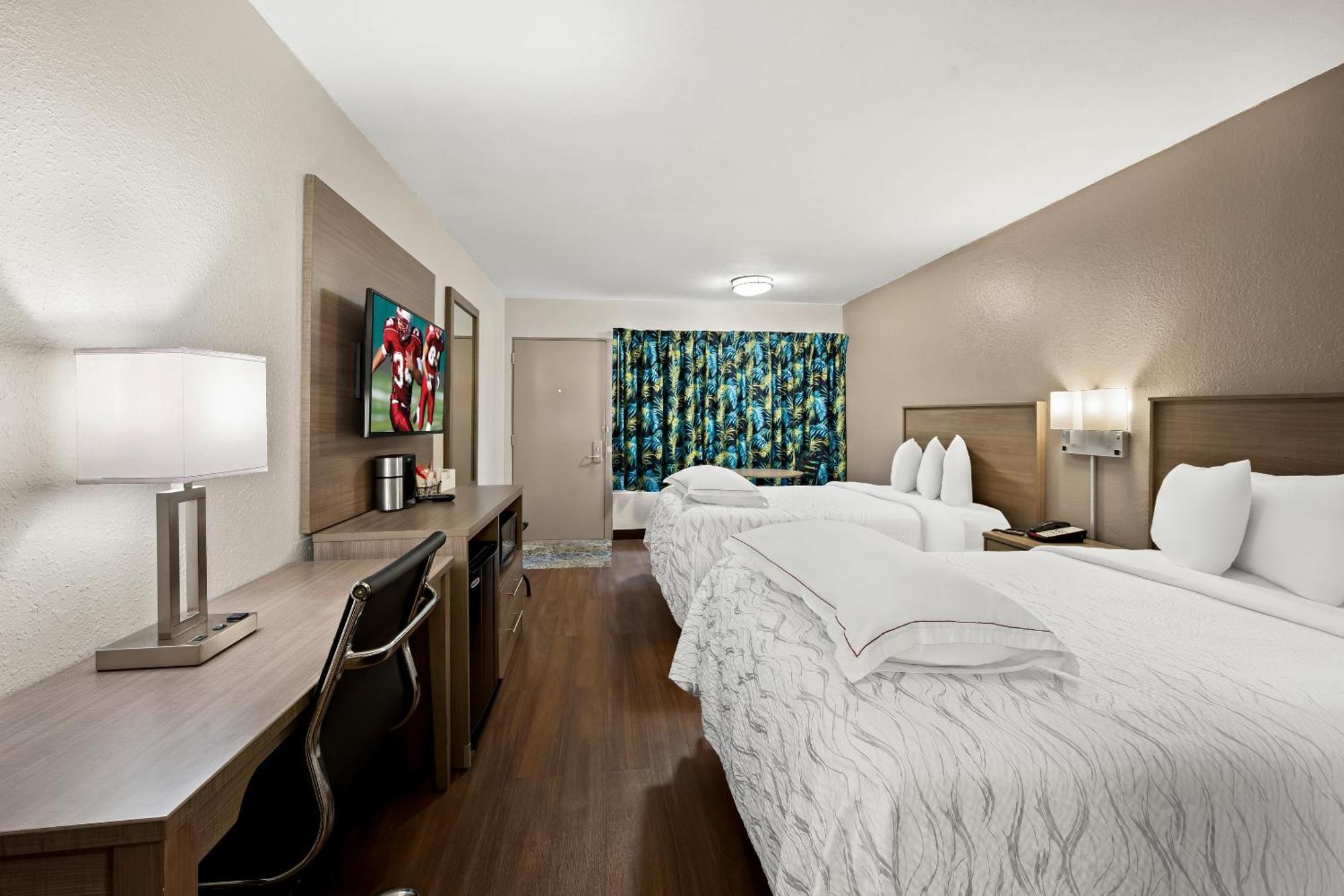 Red Roof Inn Plus+ & Suites Naples Downtown-5Th Ave S Bagian luar foto