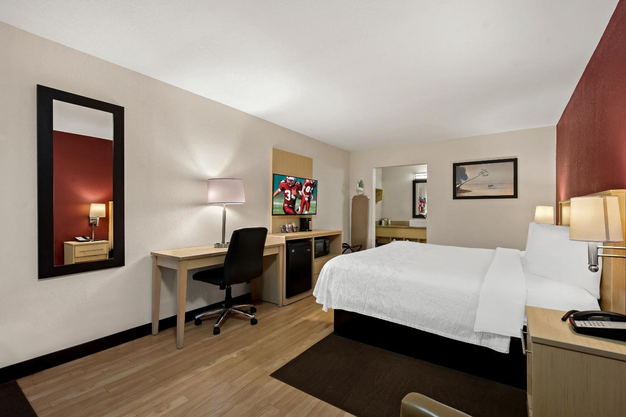Red Roof Inn Plus+ & Suites Naples Downtown-5Th Ave S Bagian luar foto