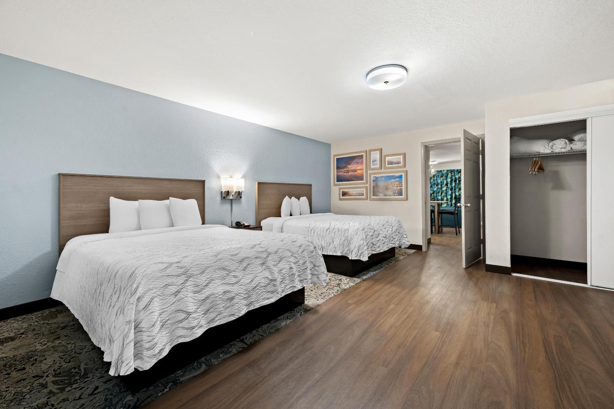 Red Roof Inn Plus+ & Suites Naples Downtown-5Th Ave S Bagian luar foto