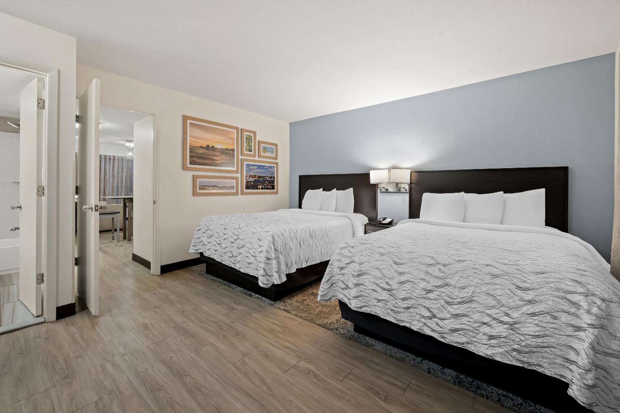 Red Roof Inn Plus+ & Suites Naples Downtown-5Th Ave S Bagian luar foto